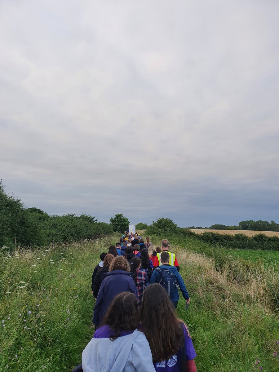 300 pilgrims walking the Holy Mile and praying the rosary together - Our Lady of Walsingham, pray for us! #wyp2023
