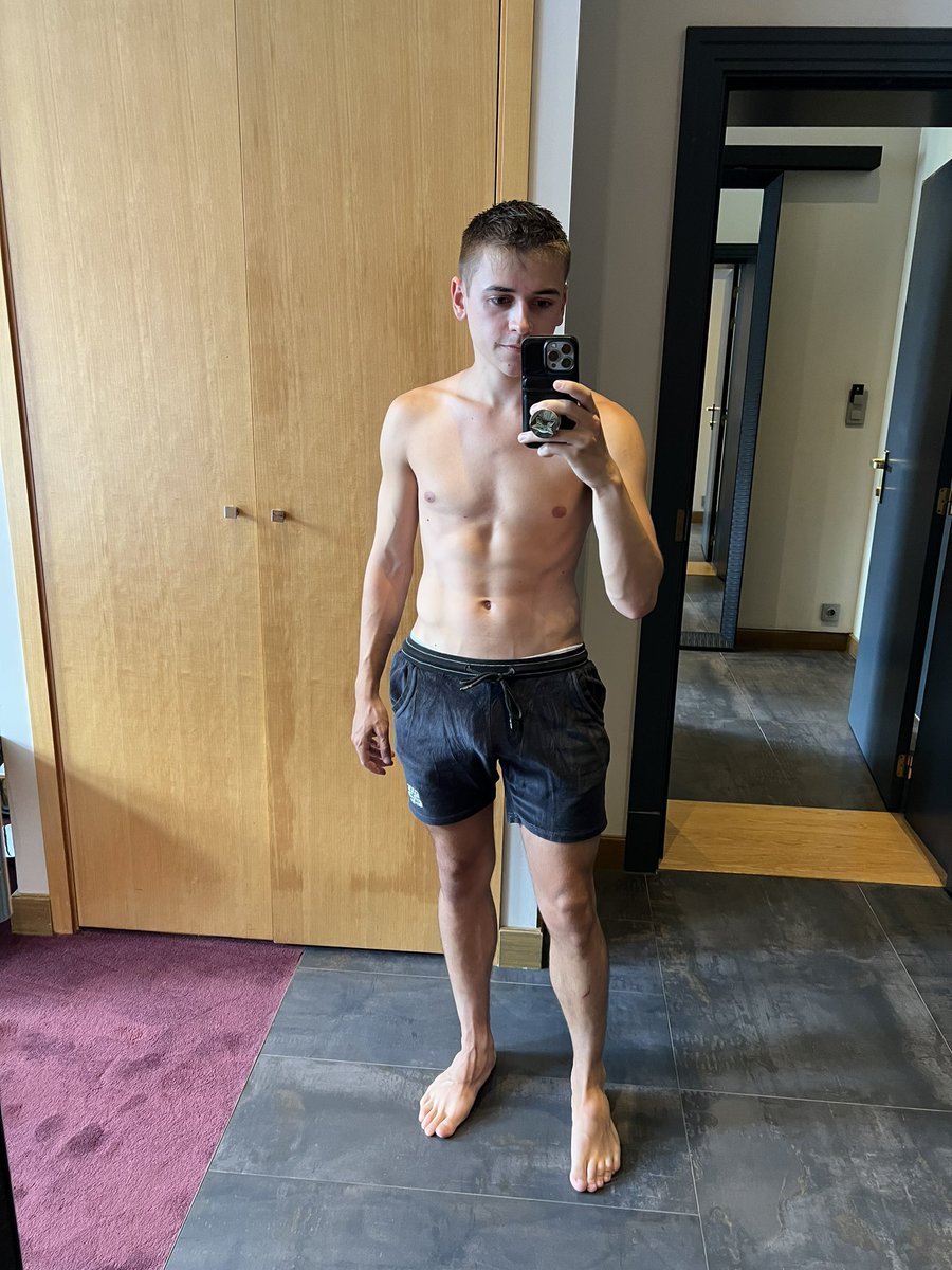 twinkstann's tweet photo. 800 RTS and i’ll post the version in tighty whities 👀 https://t.co/RlVf4bf4v9 https://t.co/SW2oCzcKE1