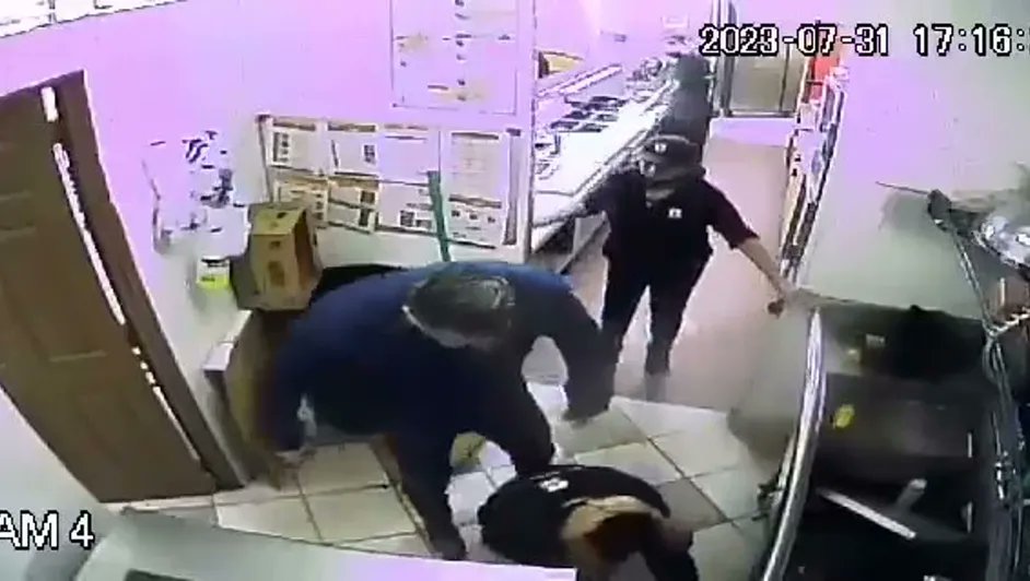 Milenio's tweet photo. ▶️ Hombre golpea brutalmente a trabajador menor de edad en Subway de San Luis Potosí; le habría pedido respetar su turno 🛑 

El agredido fue internado

https://t.co/1ZprRBL1dJ https://t.co/ZNccsnmYJU