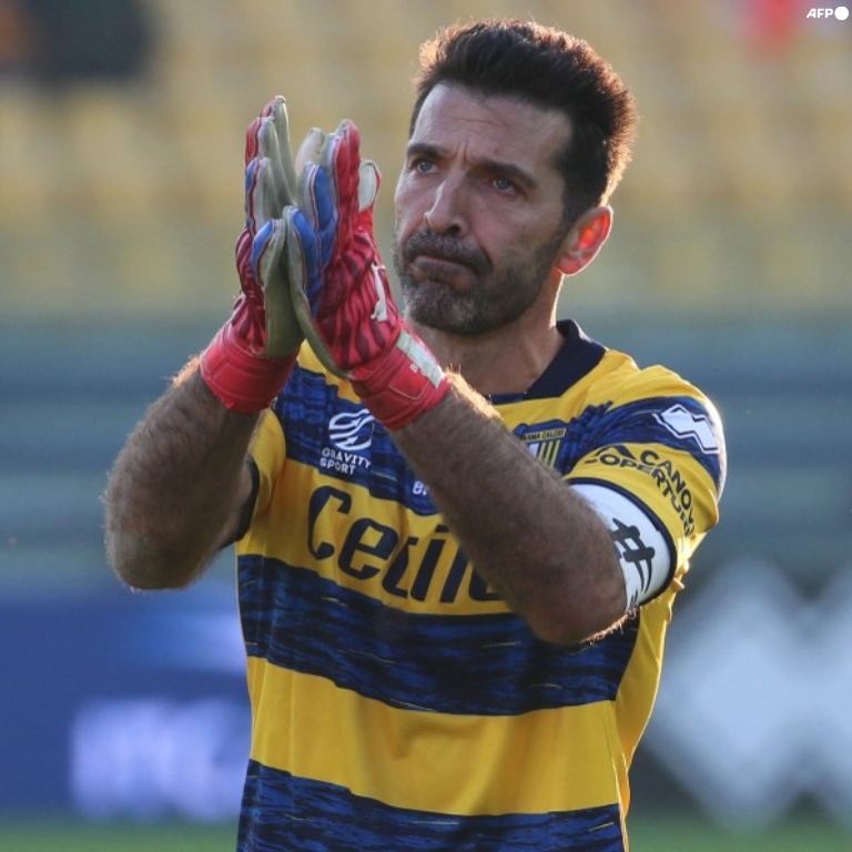 ¡¡ÚLTIMA HORA!! Reportan Sky Sport, La Gazzetta dello Sport y Fabrizio Romano que Gianluigi Buffon tomó la decisión de retirarse como futbolista profesional. Con 45 años de edad, y tras casi tres décadas de carrera, el legendario guardameta italiano colgará los guantes de forma