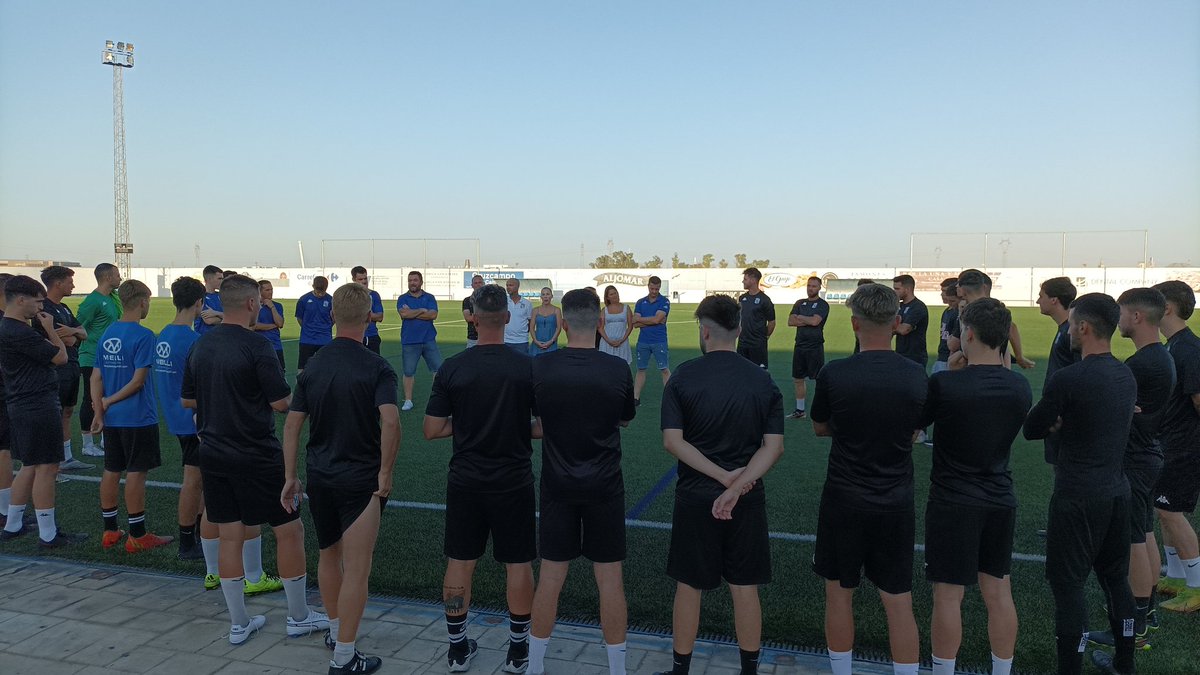 💙👏🏻 Comienza a funcionar nuestro primer equipo. La directiva ha estado presente en el primer entrenamiento del cuadro de Fernando Cepeda.

#VolverDondeMerecemos
#UnClubUnPuebloUnSentimiento