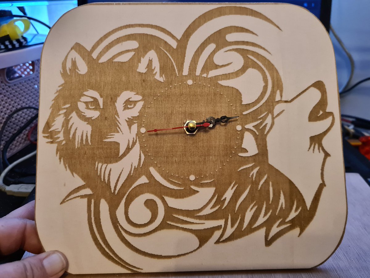 EngravingCrea's tweet photo. Vanaf vandaag terug (en met meer mogelijkheden qua formaat)...
De custom gemaakte houten klokken. DM voor informatie over mogelijkheden en andere informatie. https://t.co/G4IHB2ACQU