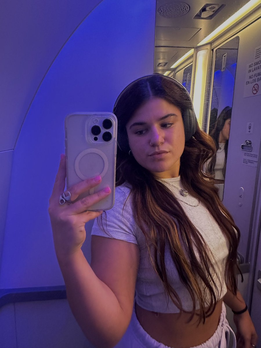 kaitlin7rose's tweet photo. omw✈️ https://t.co/Q01ULvwjpe
