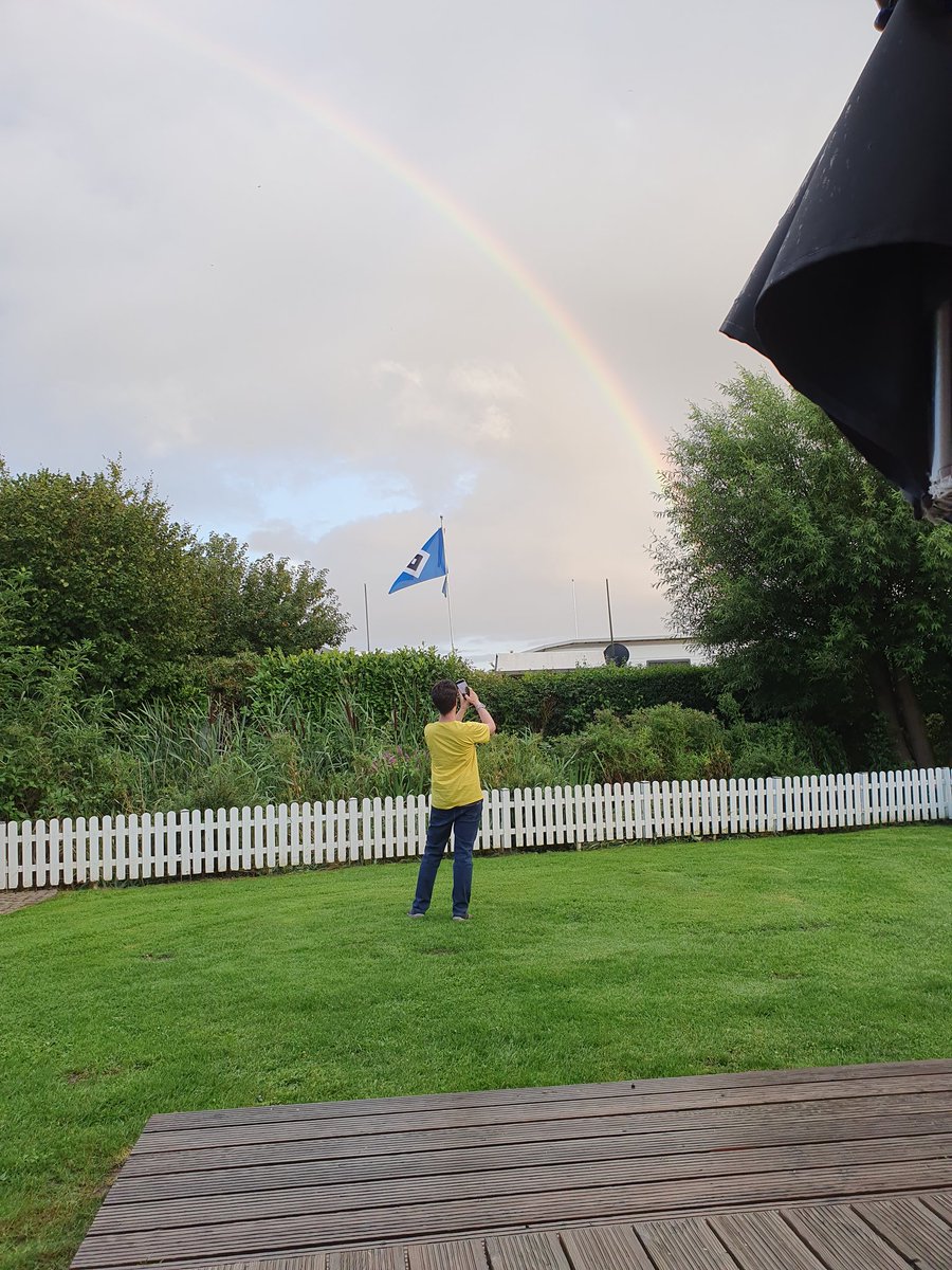 Wenn der HSV deine Aussicht behindert und du dein Regenbogenbild im Regen machen musst 😁😁😁