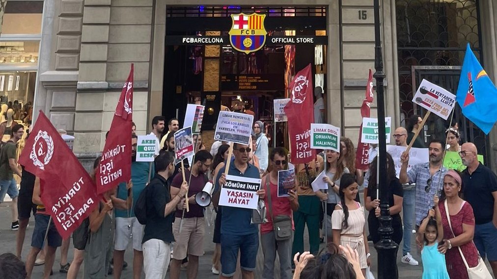 Akbelen Ormanı’nın katili Limak Holding’e karşı mücadelemizi uluslararası alanda da sürdürüyoruz.

İspanya örgütümüz, Limak’ın stadyum yenileme ihalesini aldığı Barcelona FC yetkililerine seslenmek için Barça Official Store önünde basın açıklaması düzenledi.

Tüm İspanyol ve