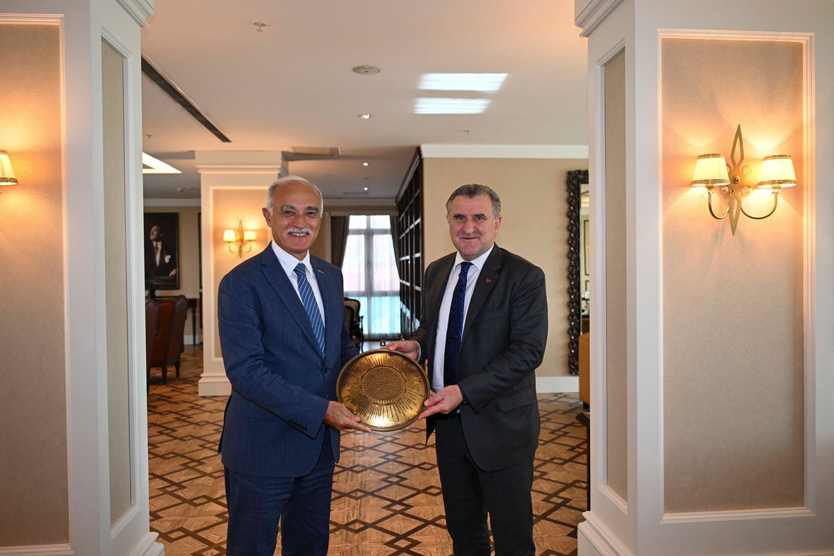 📍 Ankara gündemimizin devamında Gençlik ve Spor Bakanımız Sayın Dr. Osman Aşkın Bak'ı makamında ziyaret ettik.

DEİK yapımızı yakından tanıyan Sn Bakanımız ile, KEK toplantıları ve gelecek dönem faaliyetlerimizi konuştuk. 

@GenclikSporBak
<a href="/OA_BAK/">Dr. Osman Aşkın Bak</a>