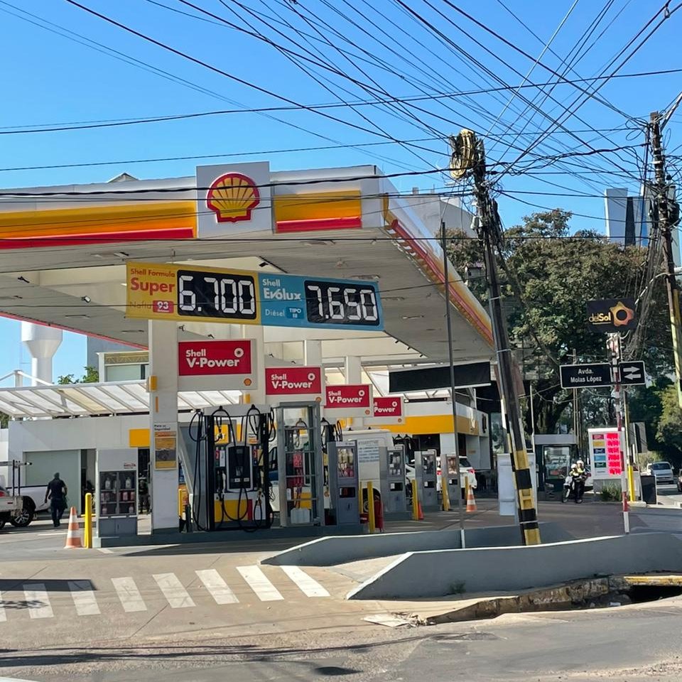 EFECTO SANTI PEÑA
Ya se van percatando los muchachos de que la "merienda de ogros" orquestada por MAB se va terminando.
Con Eddie Jara en el timón de PETROPAR termina la dictadura de los barones/cartel de combustibles.