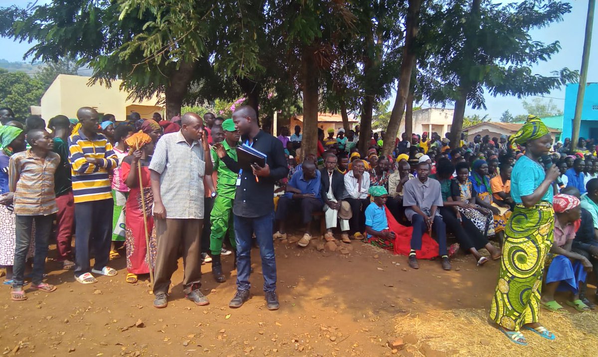 Muri Gahunda #CA INGANDO MUBAWE, twasuwe n'itsinda riyoboye n'umuyobozi w'akarere wungirije ushinzwe ubukungu, hagamijwe gukemura ibibazo by'abaturage,hakiriwe ibibazo 31 kandi byose byakemutse neza.#TUJYANEMO <a href="/RusiziDistrict/">Rusizi District</a> <a href="/DrKibiriga/">Dr. ANICET KIBIRIGA</a> <a href="/LouisNdagije/">Louis Munyemanzi N</a>