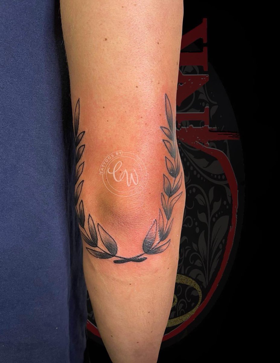 ✨Elbow Wrap Tattoo by Me ✨

#tattoosbychels #tattoos #elbowtattoo #dynamicink #northalabamaink  #tattooartist