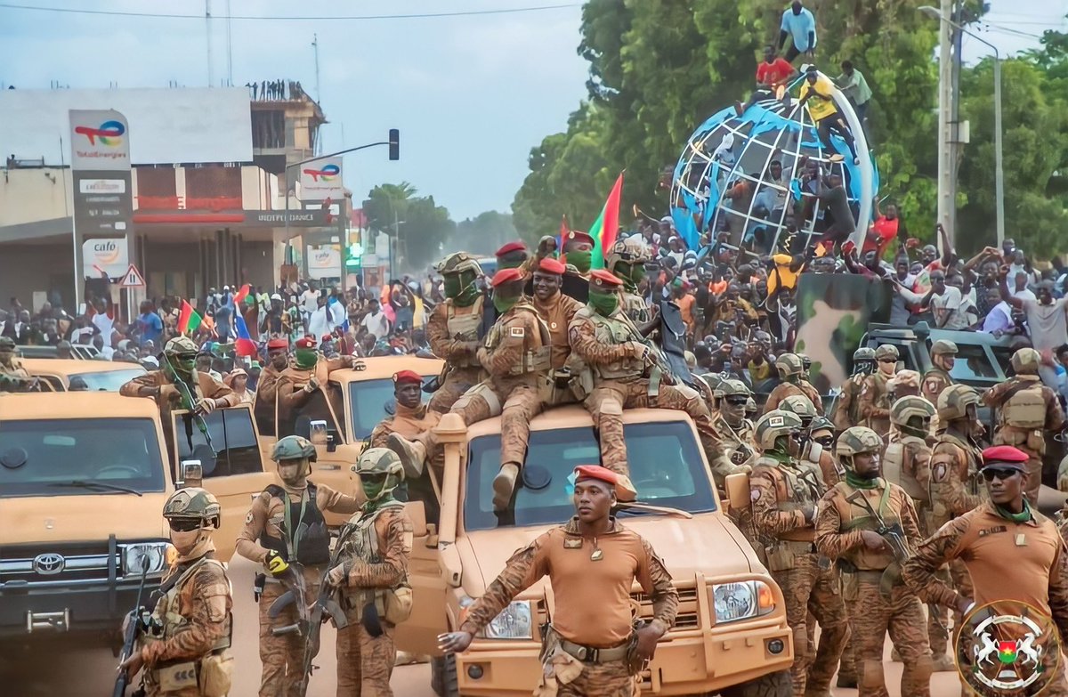 Africaglobalnew's tweet photo. Burkina Faso's President Captain Ibrahim Traoré on his return from Russia 🇧🇫🇷🇺.
What do you read from this photo?
#captaintraore #traore #burkinafaso #westafrica #westafrican #africa #coup https://t.co/a72hVTz8Yn