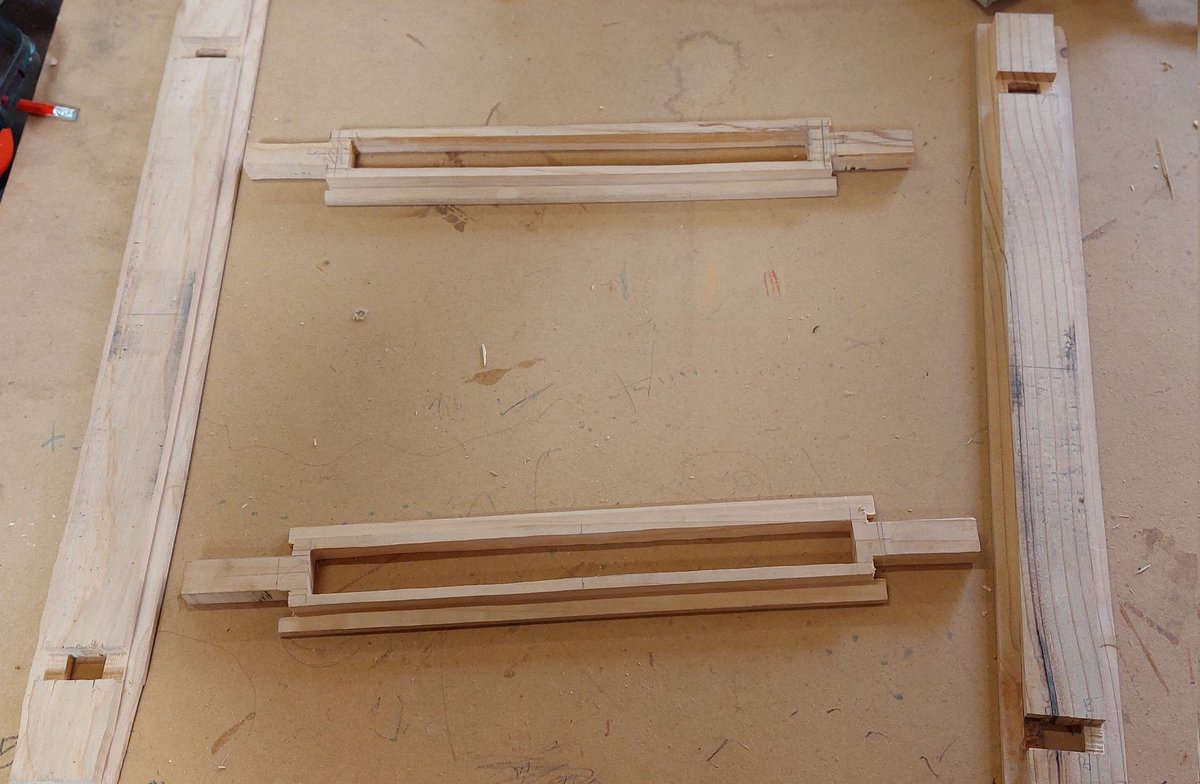 ColbocJulien's tweet photo. Aujourd'hui construction d'un théâtre d'images "Butaï" pour une compteuse.
Réalisation pour l'instant sans clous nis vis ni colle.
Je passe à la façade en 2 parties ouvrables comme un volet.
#butaï #menuiserie #ébénisterie #colboc https://t.co/SnOx1n1RzM