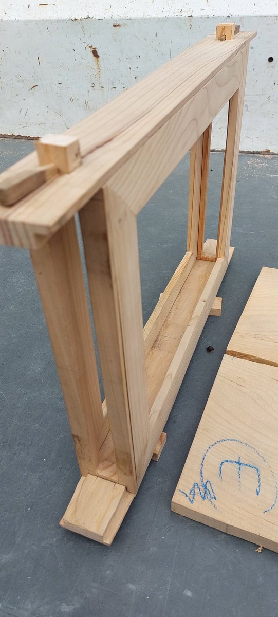 ColbocJulien's tweet photo. Aujourd'hui construction d'un théâtre d'images "Butaï" pour une compteuse.
Réalisation pour l'instant sans clous nis vis ni colle.
Je passe à la façade en 2 parties ouvrables comme un volet.
#butaï #menuiserie #ébénisterie #colboc https://t.co/SnOx1n1RzM