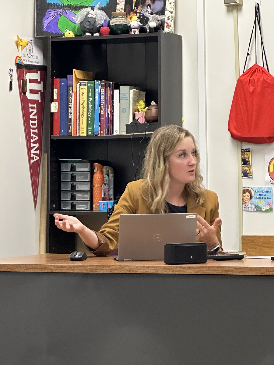 AlisonParr_'s tweet image. Making sure @Brenny_Kummer feels at home at #Technovation23 with the IU decor. 🔴⚪️