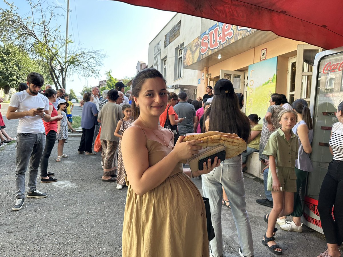 abaghyan_a's tweet photo. Nona Ayvazyan is in the bread line for the second time. managed to buy bread this time
#unblockedArtsakh https://t.co/ZKUEKkMXIB