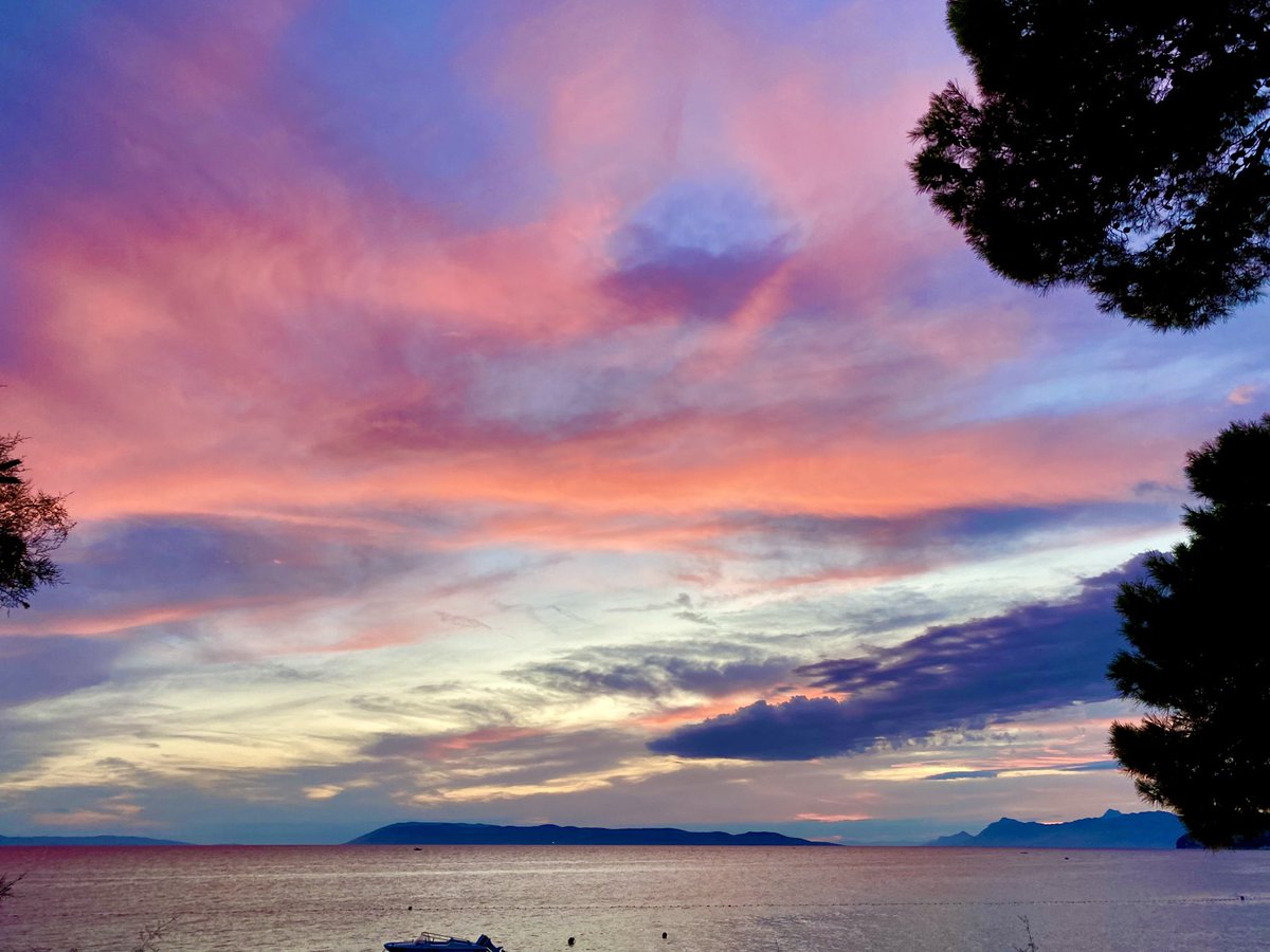 marija_lugaric's tweet photo. Sve boje večerašnjeg tučepskog neba #tučepi #tucepi #sunset #adriatic #makarskarivijera https://t.co/pe7pgixVWh