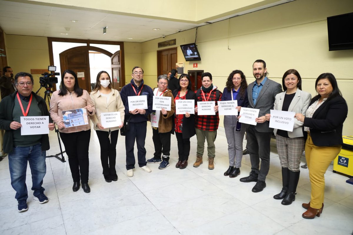 📸 La agrupación "Líderes con mil capacidades" llegó hasta el Congreso para apoyar proyecto de ley 'Foto en el Voto' de autoría de la diputada <a href="/carolamarzan/">Carolina Marzán P.</a>. También expresaron su respaldo l@s diputad@s <a href="/DiputadaD15/">@MartaGonzalezDiputada</a>, <a href="/Ctapiadiputado/">Cristian Tapia Ramos</a>, <a href="/_carlamoralesm/">Carla Morales Maldonado</a>, entre otr@s.(1/2)