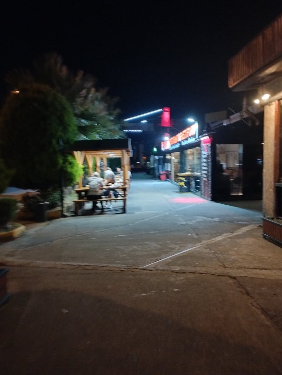 SimsekTmr's tweet photo. @HopaBelediyesi başkanınıza söyleyn sadece araç yağ bakımı yapıp,Hopa TSO nın sponsor olduğu sokaktan fotoğraf atmasın. Sahile çıksn kaldırımların nasıl işgal edildiğini insanların yürüyüş yapamadığnı görsün.korkak burnunu odasından çıkarıp herkesin çöktüğü sokakları temizlesin. https://t.co/RVpymkgMbj