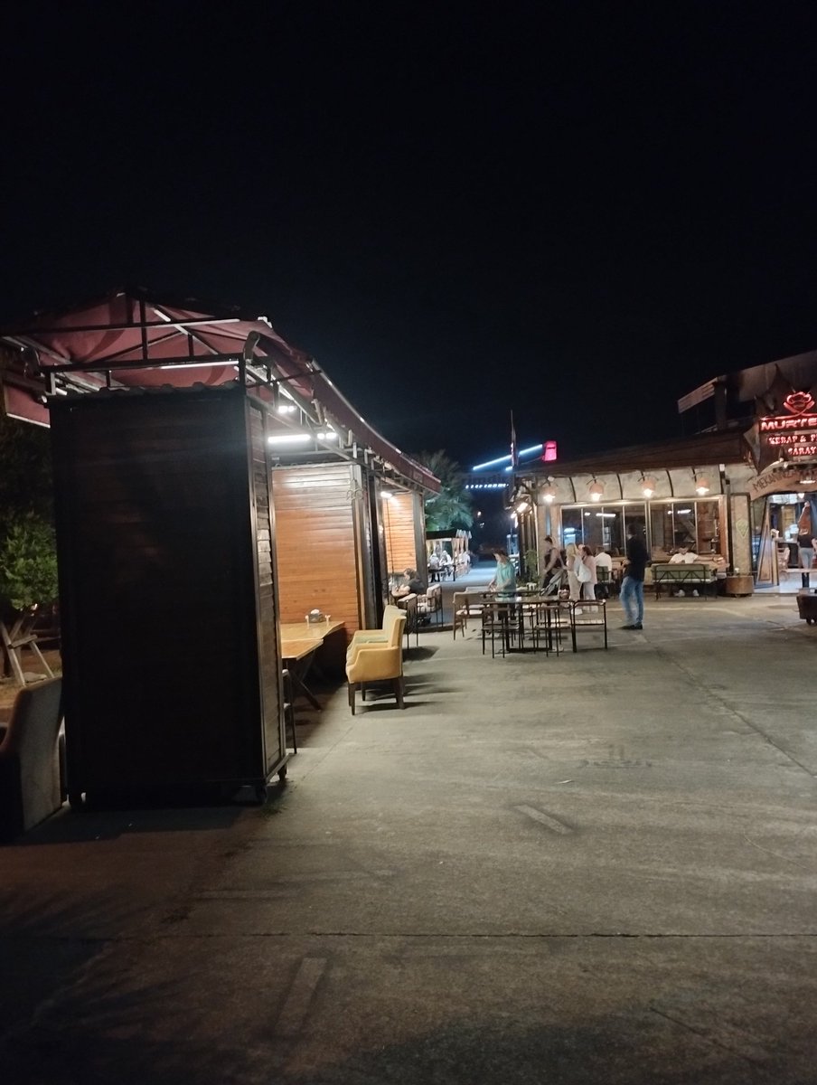 SimsekTmr's tweet photo. @HopaBelediyesi başkanınıza söyleyn sadece araç yağ bakımı yapıp,Hopa TSO nın sponsor olduğu sokaktan fotoğraf atmasın. Sahile çıksn kaldırımların nasıl işgal edildiğini insanların yürüyüş yapamadığnı görsün.korkak burnunu odasından çıkarıp herkesin çöktüğü sokakları temizlesin. https://t.co/RVpymkgMbj
