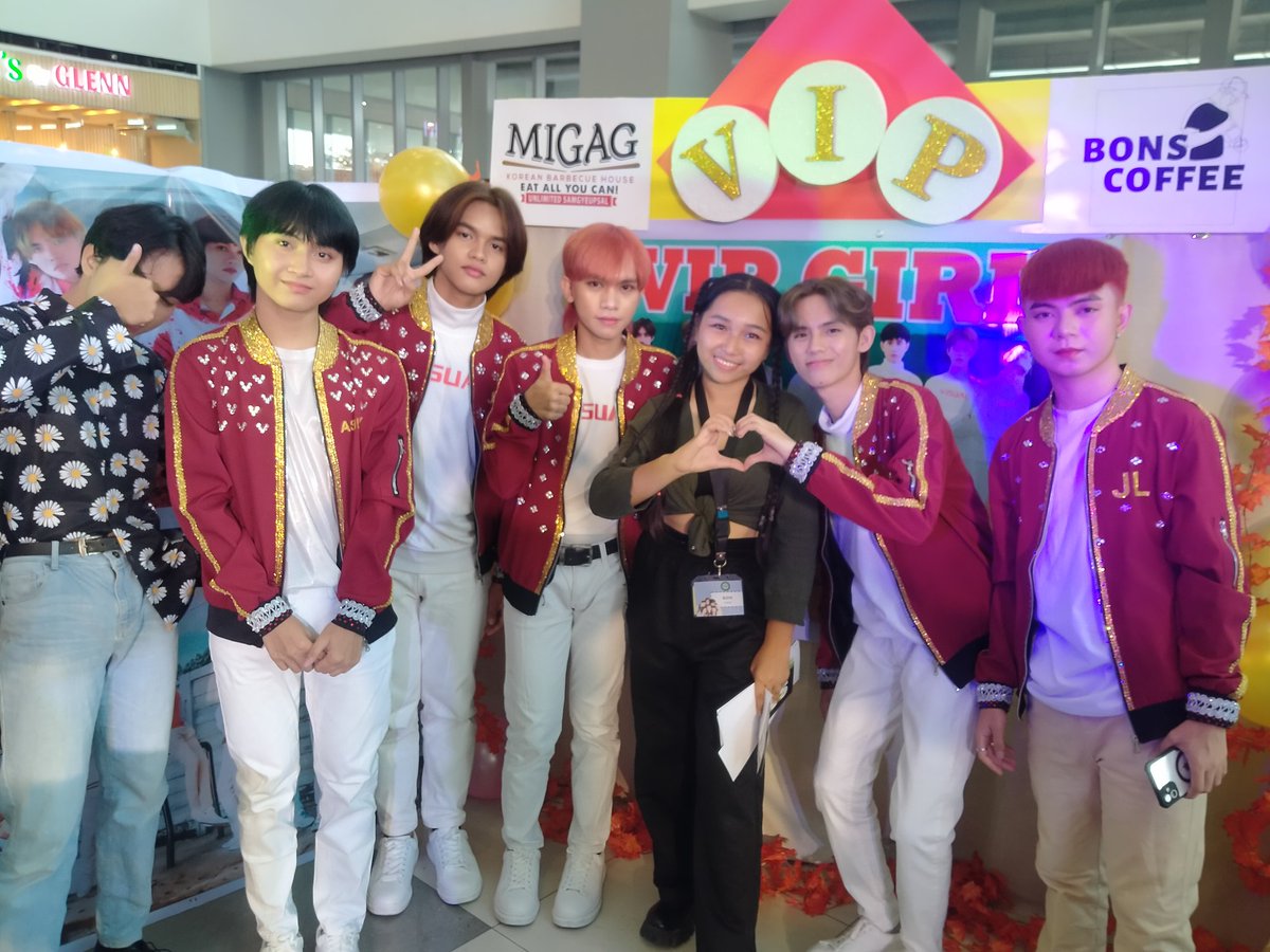 seno_kimmyann's tweet photo. Eyyyyyyy!! Nice to meet you mga lodii @VIPofficial22 Congratulations to all of you!!
๐ฅโค๏ธ Seeyahhh sunod๐ซถ
#CebuPPopFanFest2023 #CPFF23
#VIP #VIP_ECHO #VIP_SEVEN #VIP_KDY #VIP_LAESYH #VIP_JAY #VIP_JL #VIP_FRANCE https://t.co/1DTbs6Ofjw
