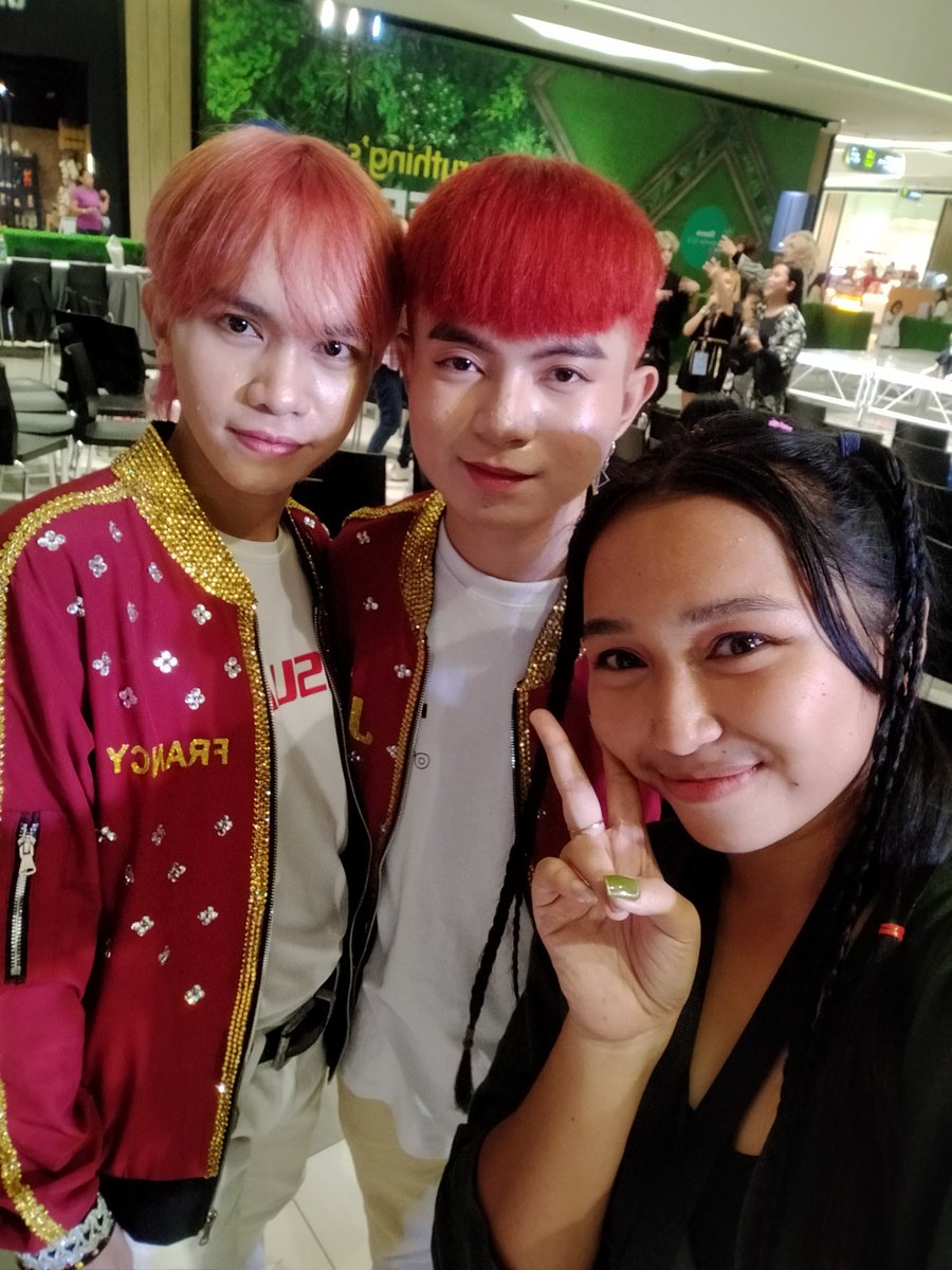 seno_kimmyann's tweet photo. Eyyyyyyy!! Nice to meet you mga lodii @VIPofficial22 Congratulations to all of you!!
๐ฅโค๏ธ Seeyahhh sunod๐ซถ
#CebuPPopFanFest2023 #CPFF23
#VIP #VIP_ECHO #VIP_SEVEN #VIP_KDY #VIP_LAESYH #VIP_JAY #VIP_JL #VIP_FRANCE https://t.co/1DTbs6Ofjw