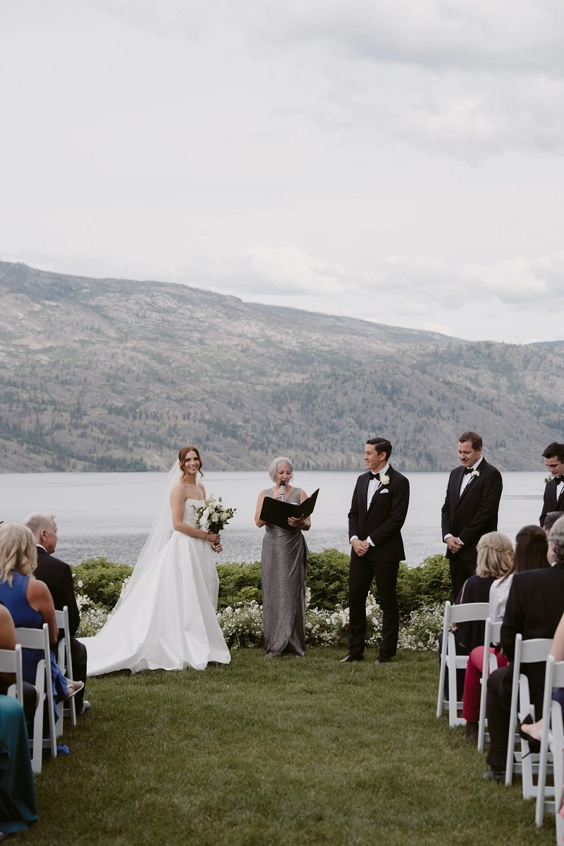 ASWeddings's tweet photo. Deborah Fischer married Madison &amp; Jason in June at Fitzpatrick Family Vineyards in Peachland, BC. "Deborah had a calm and confident energy that was absolutely beautiful. She did a great job managing the entire family and ceremony." Photographer: Kate Roberge https://t.co/NeXPAbiijf