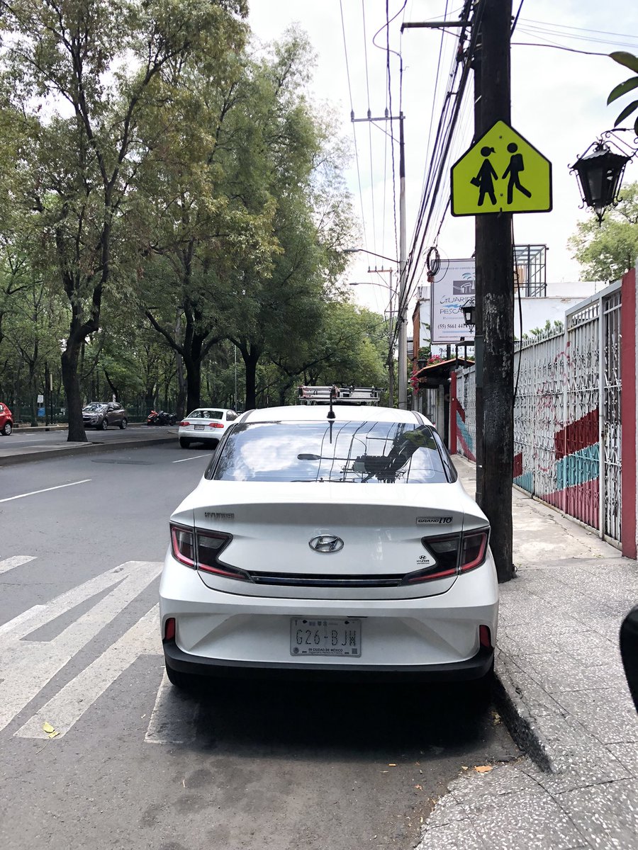 OulgAS's tweet photo. Nuevamente reporto a toooodos los coches estacionados sobre Av Vito Alessio Robles entre Lombardo Toledano y Tecoyotitla, incluso donde hay una señal de “no estacionarse” @UCS_GCDMX @lialimon @OVIALCDMX @LaSEMOVI @AlcaldiaAO Justo enfrente hay parquímetro https://t.co/I8oxbjYKv3