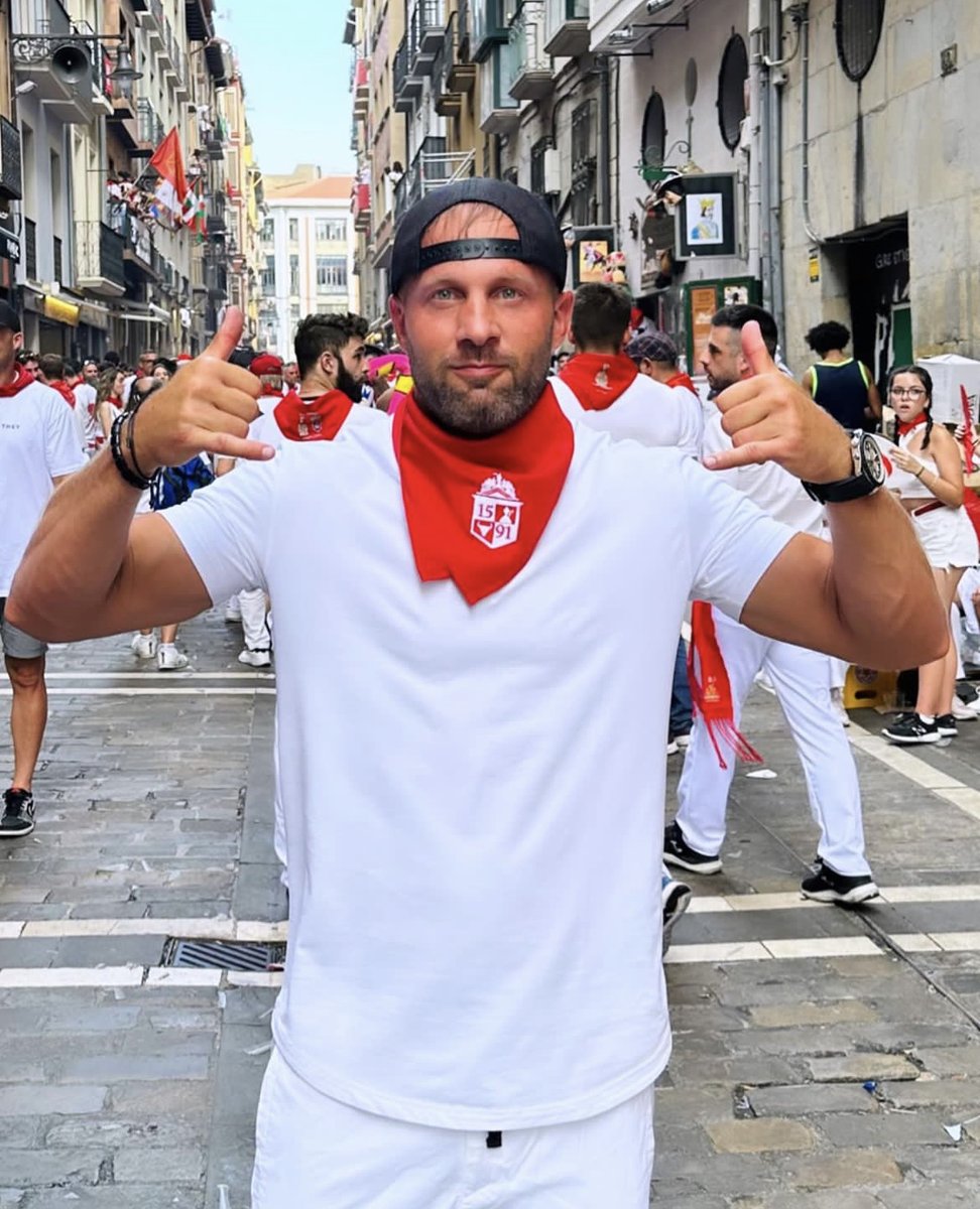daveallred_'s tweet photo. Bucket List item #37: Running with the bulls ✅

15 years ago I added running with the bulls to the bucket list in my Lifestyle Design. Mission accomplished! Such an epic once in a lifetime experience

Had a lot of takeaways from this experience. Too many to post here. But it’s really interesting how risk can help create clarity

I’ve always believed there are 2 types of people in life, there are Spectators and there are Participants. Throughout my life I’ve always taken pride in being in the arena and participating … and I believe later in life I’ll never look back at these type of opportunities and regret having taking the shot and creating memorable experiences like this one

Grateful that no one in our group was seriously injured, especially considering this was the fastest bull run in over the last 150 runs (the bulls paced over a full minute faster then the average) which resulted in significantly more injuries then normal (300 recorded injuries, 19 hospitalizations)

🐂🏃🐂🏃💨

#lifestyledesign #financialfreedom #lifestylefreedom
