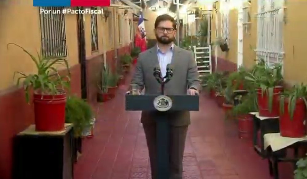 MaxLobosCL's tweet image. Luego de robar a manos llenas y sin querellarse contra nadie, @GabrielBoric pide más dinero a los chilenos desde un &quot;cité&quot;, en lo que probablemente sea la puesta en escena más dantesca y patética en toda la historia de Chile. #CadenaNacional