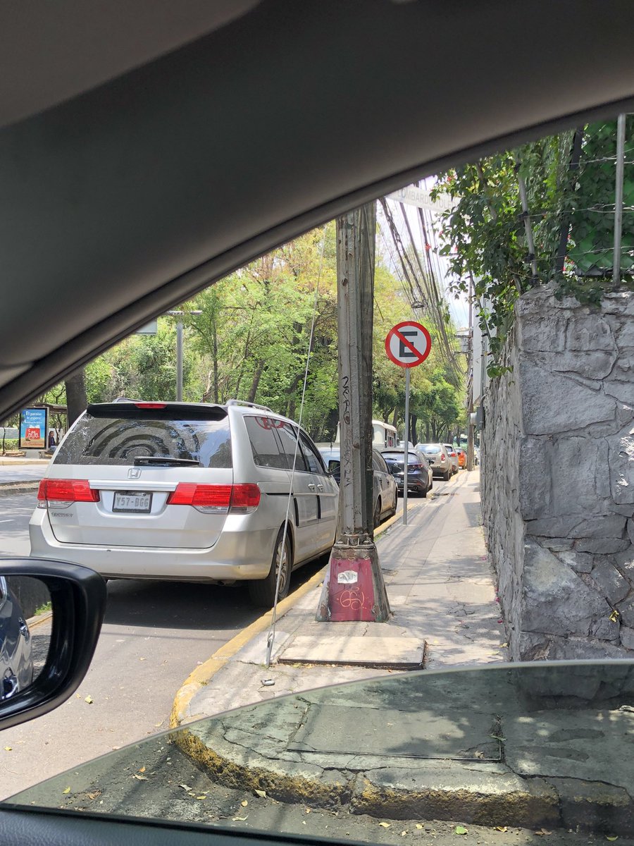 OulgAS's tweet photo. Y toda una fila de coches, con todo y señal de “no estacionarse”. Es ridículo. https://t.co/OgfGmpCWqZ