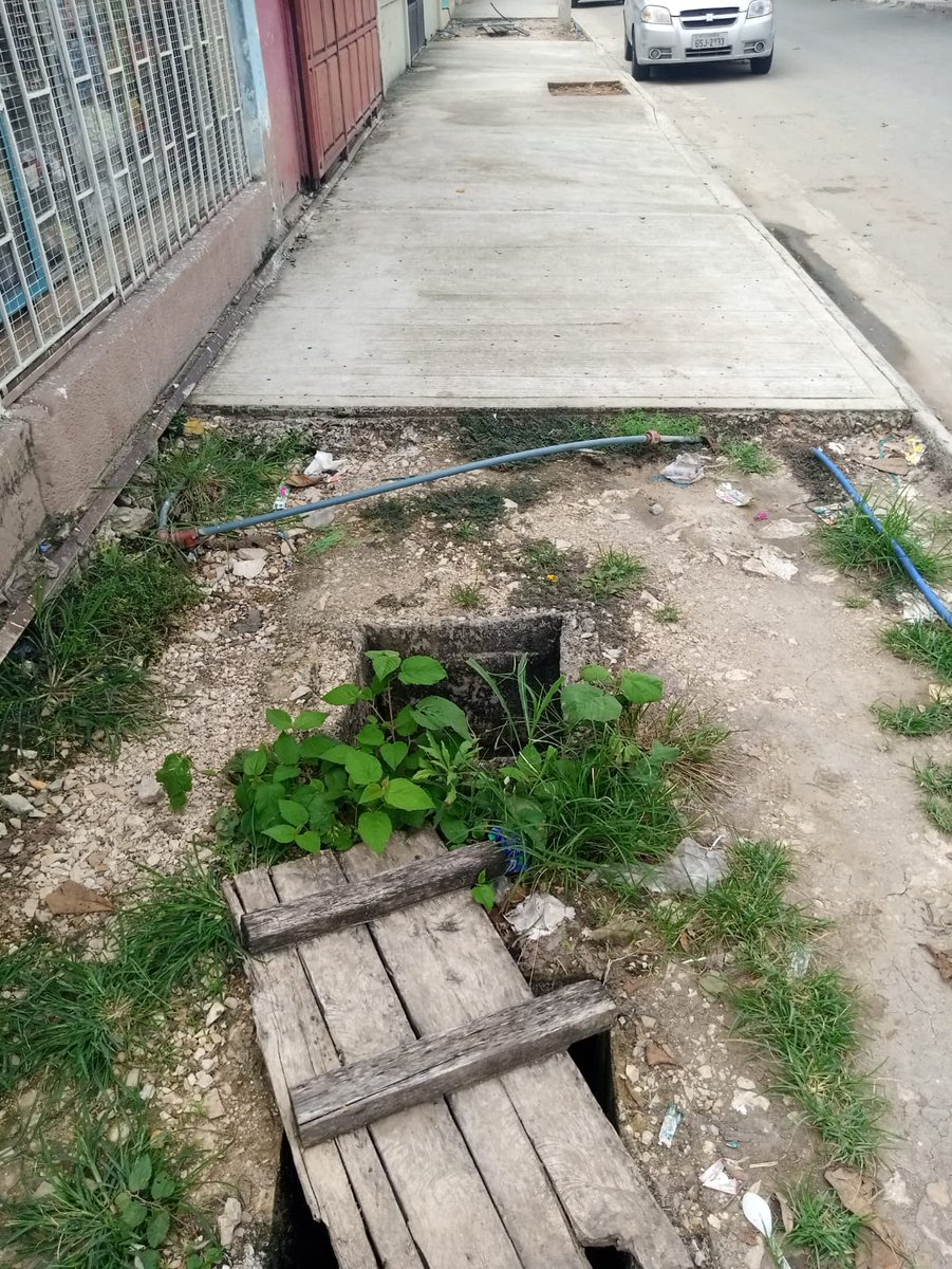 pao_cedeno's tweet photo. Estimado @aquilesalvarez en la Cdla. Del Maestro Sur tenemos meses que el contratista dejo botada la obra y no tenemos tapas en las aguas servidas, ni medidores de agua. Solicitamos q terminen la obra por favor. Su ayuda! @ayudamehenry @emapagye https://t.co/ySblBdz2ip