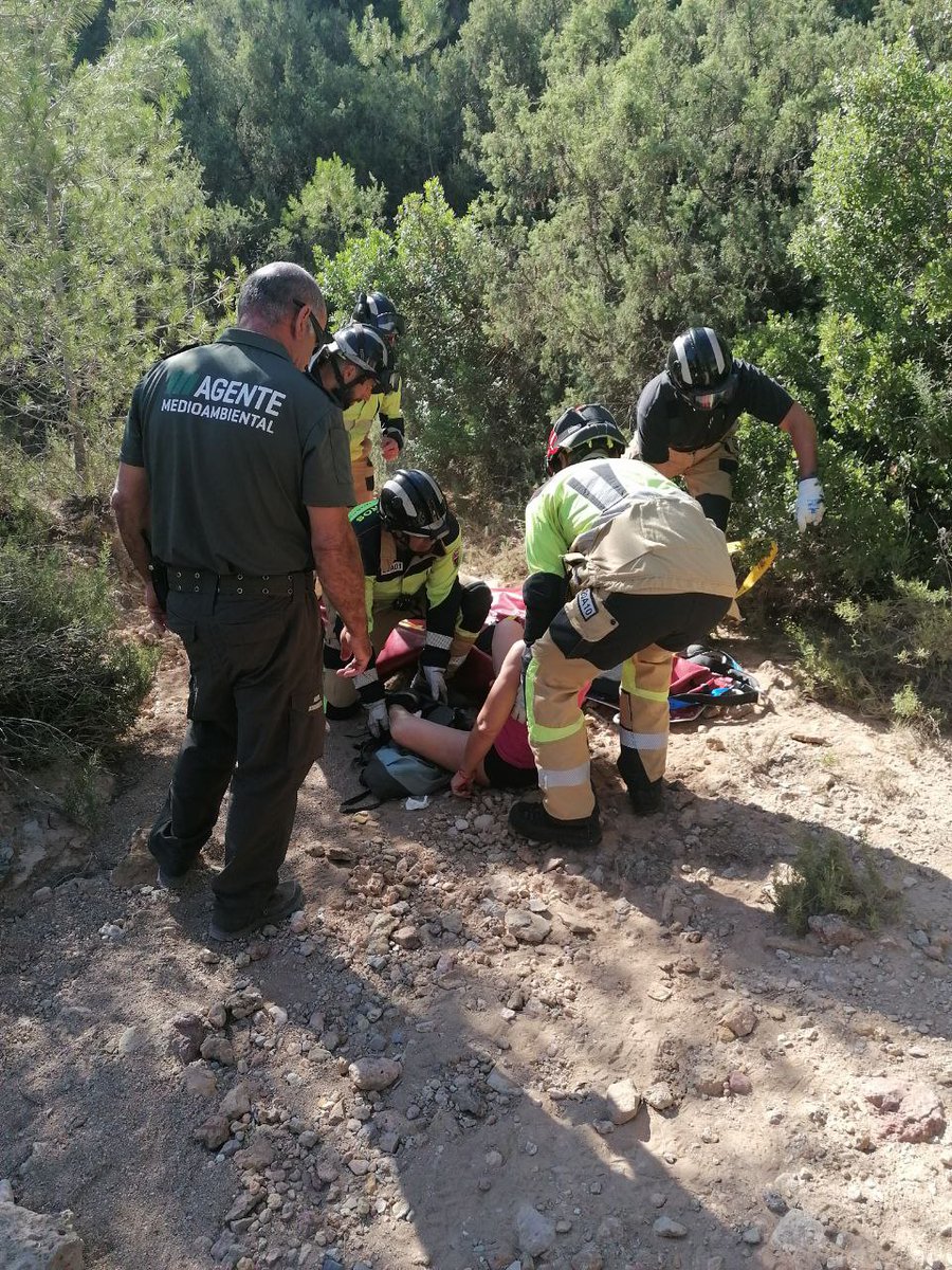 112rmurcia's tweet photo. Servicios de emergencia rescatan a una excursionista accidentada en #CaravacadelaCruz 

Intervienen: 

✅@aamm_murcia 
✅@BomberosCEIS_RM 
✅#061Murcia

➡️https://t.co/xI4rMAQHO9 https://t.co/gOUyZKbQce