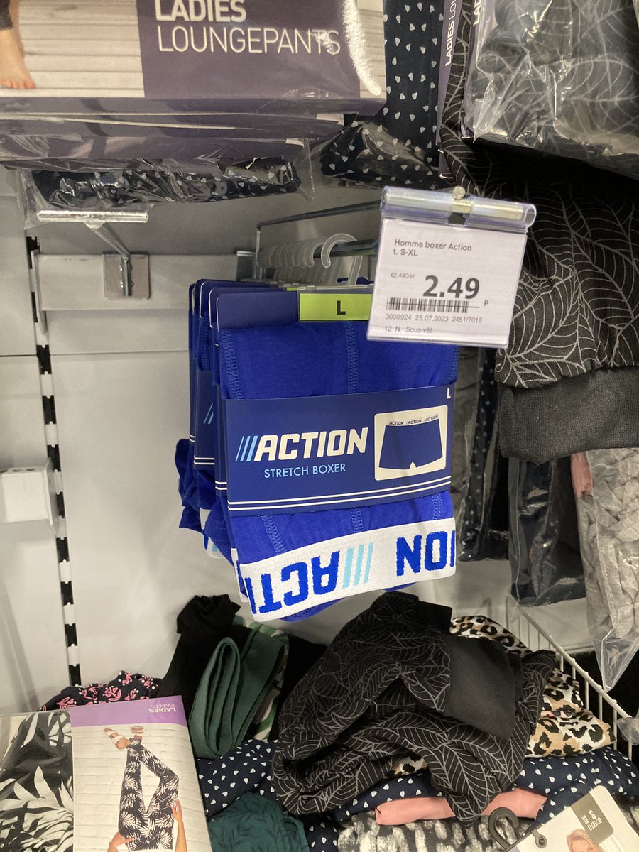 je suis pas une fille facile, mais si il met le caleçon action…