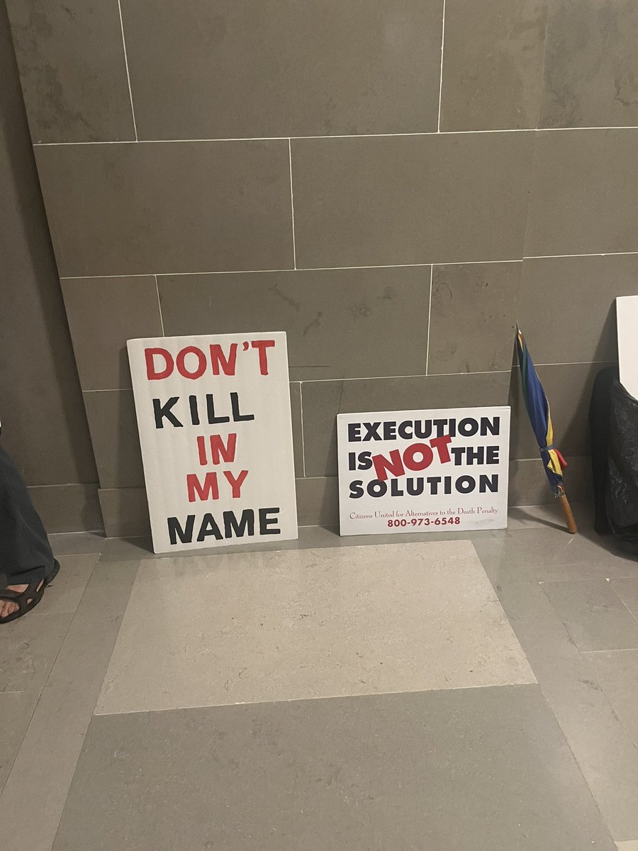 MADPMO's tweet photo. It is #KillingTuesday MADP and supporters stand outside the Governors office asking for #ClemencyForJohnny. If the state murders #JohnnyJohndon tonight it will be the fourth state murder in 2023 and the 9th execution since Parson has been in office. https://t.co/1fstdu8v2T