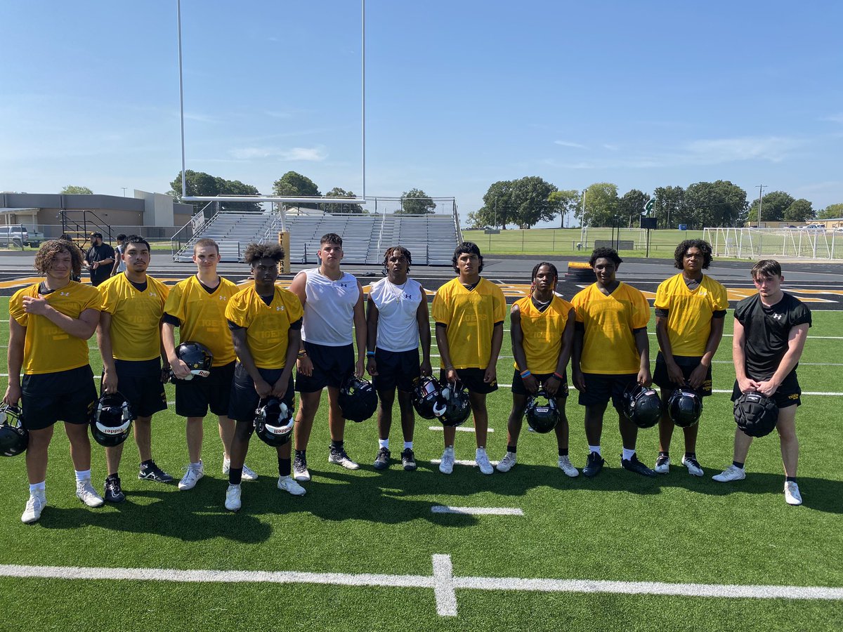MPTFootball's tweet photo. Each day we select players who went 110% while at practice - giving GREAT effort! Todays players are (from Left to Right)
Kaden Smith, Efren Mancias, Seth Robertson, Amari Peters, Jonathan Amieva, Trent Lane, Lelo Santiago, BJ Brannon, Nemo Savage, Landon Cheatum, Tanner Marshall https://t.co/OqzRsIWEDy