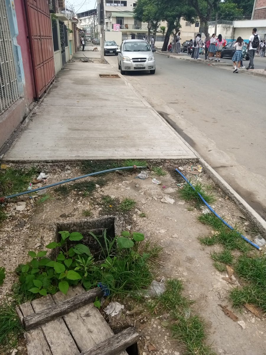 pao_cedeno's tweet photo. Estimado @aquilesalvarez en la Cdla. Del Maestro Sur tenemos meses que el contratista dejo botada la obra y no tenemos tapas en las aguas servidas, ni medidores de agua. Solicitamos q terminen la obra por favor. Su ayuda! @ayudamehenry @emapagye @alcaldiagye https://t.co/HES8IcqBan
