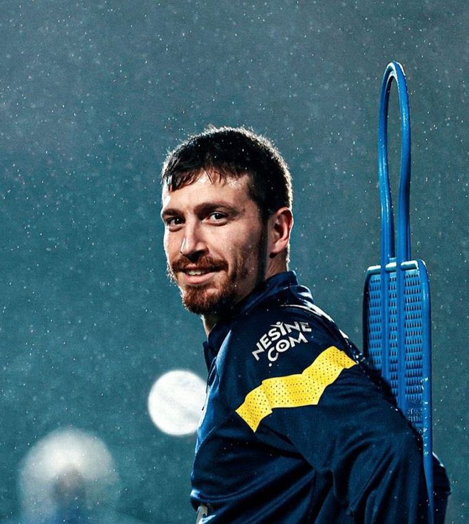 Yedek kalıyor ses etmiyor, oyuna giriyor performans veriyor, takımdaşlığı arttırıyor. Sezon öncesi sakatlanmadı ve en iyi dönemini yaşadığı İsmail Kartal ile yine performansını yukarı çekmeye başladı. Ezbere b*klamak yerine sahip çıkmak gerekiyor Mert Hakan’a.