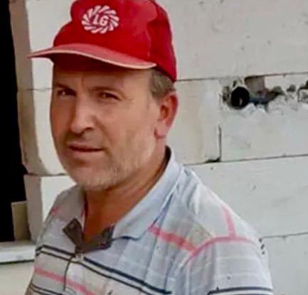 Adı Mehmet Deniz…
Diyanet İşleri Başkanlığı’nda müftü olarak çalışıyordu…
İşe bisiklet ve motosikletle gidiyor, cübbe giymiyor diye işten çıkartıldı…
Beş çocuk babasıydı…
Dayanamadı…
Canına kıydı…
İdare Mahkemesi, Diyanet İşleri Başkanlığı’nın müftülükten atılma kararını