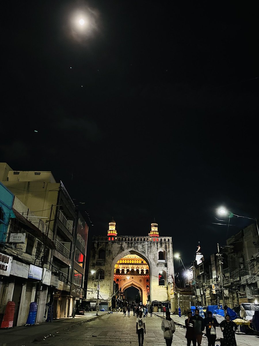mohitjo's tweet photo. #Hyderabad #CharMinaar at midnight #MojoOnTheMove https://t.co/CfZm9QZtSg
