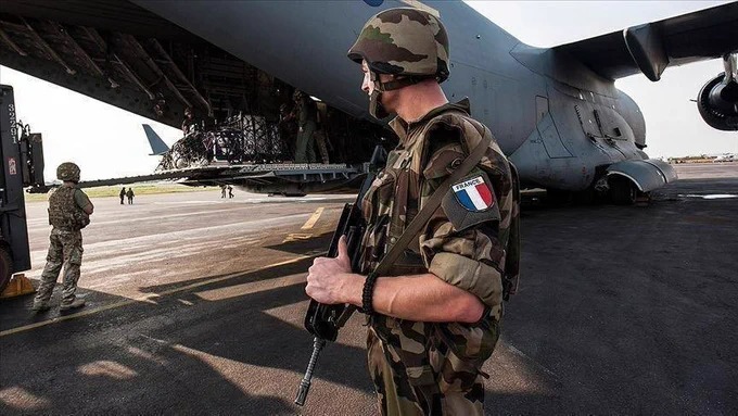 'Any #military intervention against #Niger would be tantamount to a declaration of war against #Burkina Faso and #Mali,' the two countries warned. #No2France