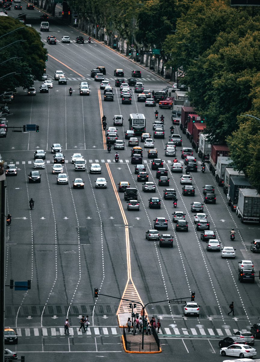 camaramemory's tweet photo. Desde las alturas de la urbe, el vaivén de autobuses y el enjambre de autos trazan un lienzo de vida vibrante en las calles de Buenos Aires, donde la historia y el presente se entrelazan con la majestuosidad de sus edificios https://t.co/5pWavpk52o