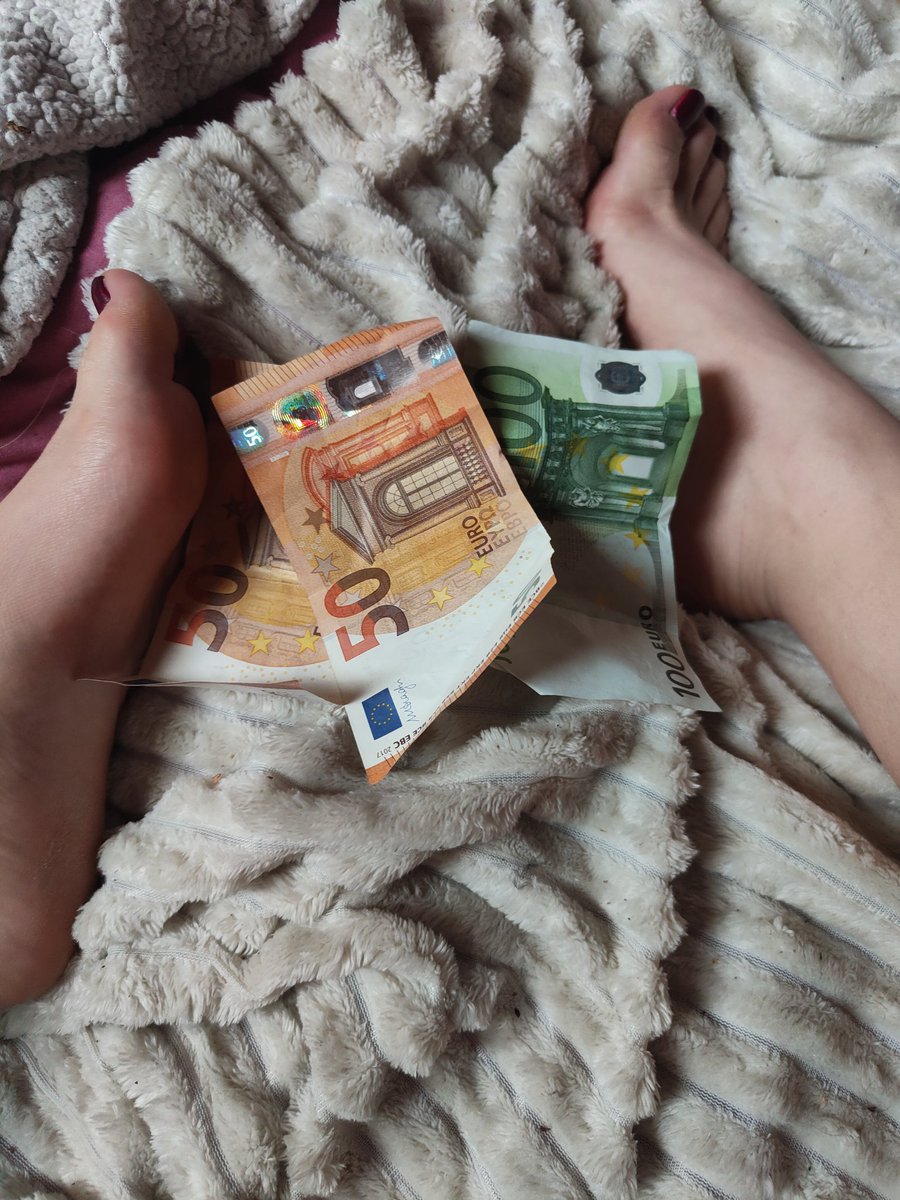 Kiaradel01's tweet photo. A peine rentrée, que l'envie de faire bouffer mes pieds et humilier un pathétique looser revient 😌 https://t.co/yuXg0ORS5n