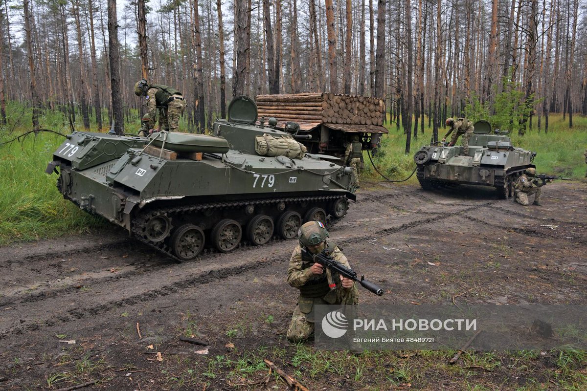 TheGreyPatriot_'s tweet photo. 🇷🇺 Tactical refueling of BMD-2 somewhere in SVO zone in ukraine today.

Notice fuel truck cleverly masked as truck with wood.

#Russia #Russian #Russians #SVO #Today #VDV #Military #Army #BMD2 #APC #IFV #Paratroopers #Airborne https://t.co/6B9Eqk8HSi