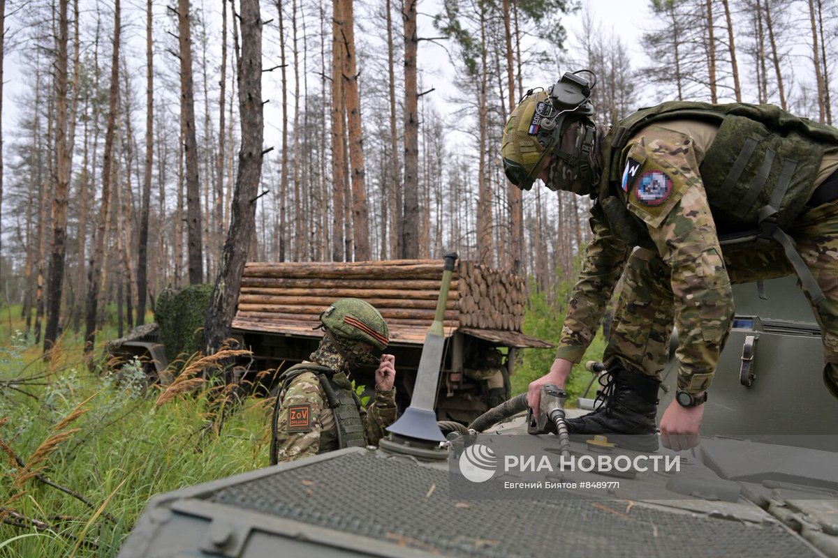 TheGreyPatriot_'s tweet photo. 🇷🇺 Tactical refueling of BMD-2 somewhere in SVO zone in ukraine today.

Notice fuel truck cleverly masked as truck with wood.

#Russia #Russian #Russians #SVO #Today #VDV #Military #Army #BMD2 #APC #IFV #Paratroopers #Airborne https://t.co/6B9Eqk8HSi