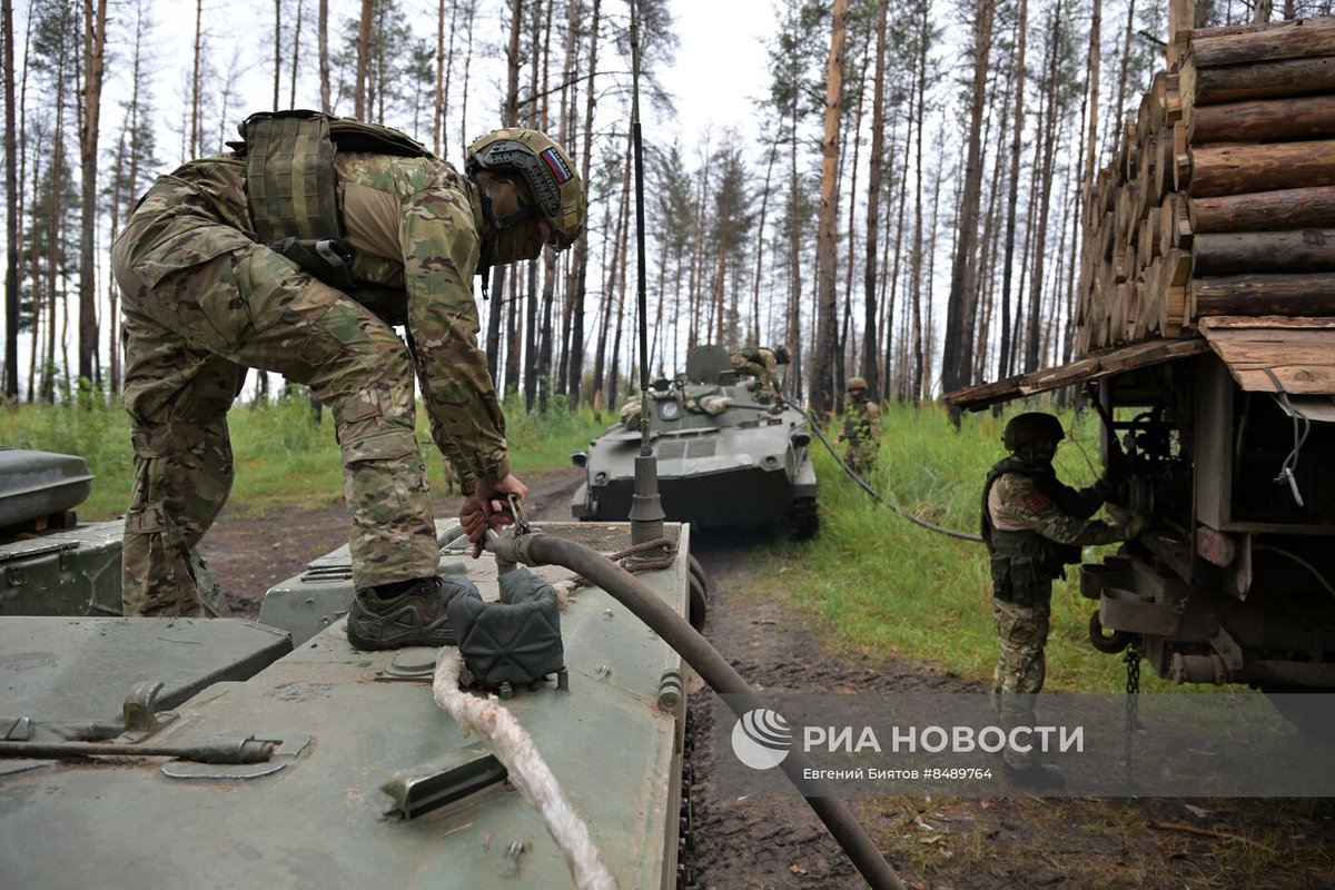 TheGreyPatriot_'s tweet photo. 🇷🇺 Tactical refueling of BMD-2 somewhere in SVO zone in ukraine today.

Notice fuel truck cleverly masked as truck with wood.

#Russia #Russian #Russians #SVO #Today #VDV #Military #Army #BMD2 #APC #IFV #Paratroopers #Airborne https://t.co/6B9Eqk8HSi