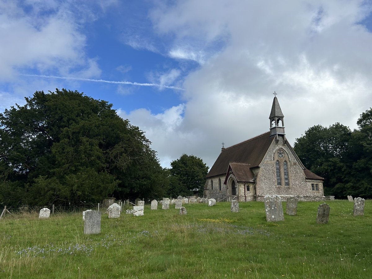 EngChurchPics's tweet photo. St Peter’s on the Green, #Froxfield, Hampshire. 1884 on the site of an earlier Norman church demolished in 1860. Its churchyard is grazed by sheep. Probably the smallest church for which Bloomfield was responsible. It has a nice, albeit disproportionately large, lych gate. https://t.co/zfWlNfmqFl