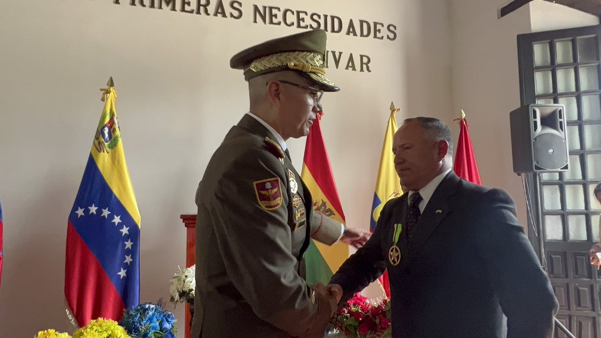 comandosergioh's tweet photo. Muchas gracias a nuestro comandante de la #GNB, G/B Rafael José Hernández Aguirre por esta distinción de la medalla de Honor Octava Estrella; hoy más que nunca bajo las políticas del presidente @NicolasMaduro seguimos adelante por el bienestar del pueblo #SúperBigoteEnAcción https://t.co/TwEdKfWAXR