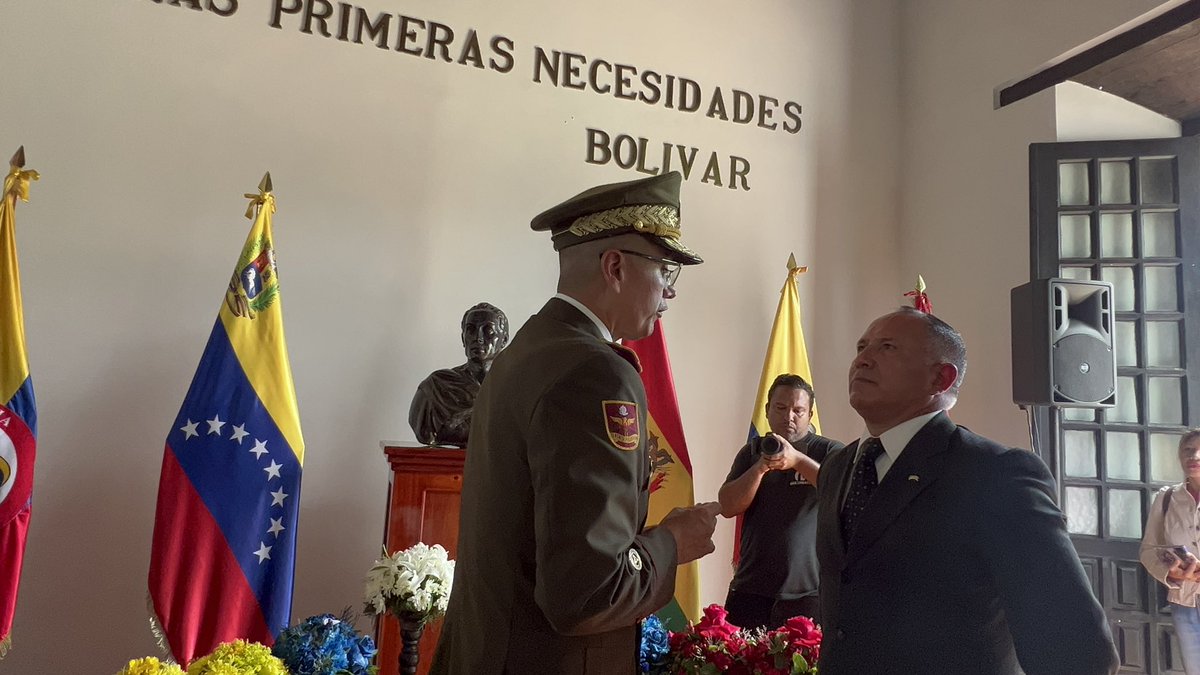 comandosergioh's tweet photo. Muchas gracias a nuestro comandante de la #GNB, G/B Rafael José Hernández Aguirre por esta distinción de la medalla de Honor Octava Estrella; hoy más que nunca bajo las políticas del presidente @NicolasMaduro seguimos adelante por el bienestar del pueblo #SúperBigoteEnAcción https://t.co/TwEdKfWAXR