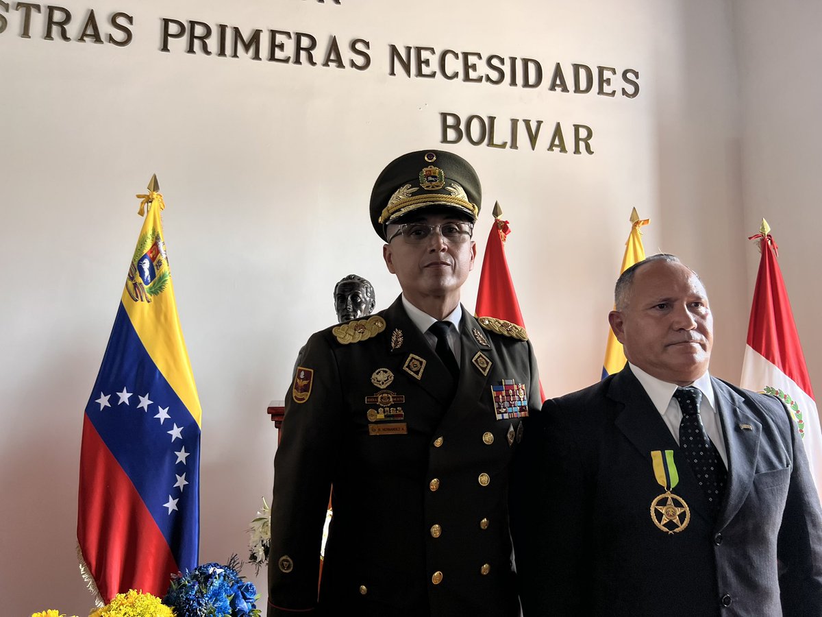 comandosergioh's tweet photo. Muchas gracias a nuestro comandante de la #GNB, G/B Rafael José Hernández Aguirre por esta distinción de la medalla de Honor Octava Estrella; hoy más que nunca bajo las políticas del presidente @NicolasMaduro seguimos adelante por el bienestar del pueblo #SúperBigoteEnAcción https://t.co/TwEdKfWAXR