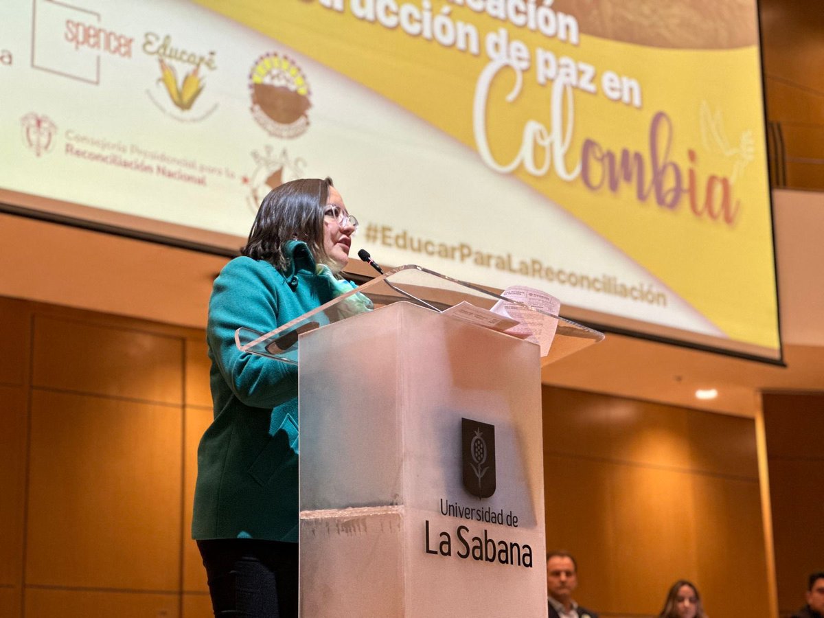 unisabana's tweet photo. “Hacer de Colombia una potencia mundial de la vida implica una transformación de fondo. Implica que las comunidades tengan empoderamiento económico y seguridad y aquí tenemos una apuesta con el proyecto”: Juliana Ramos, asesora @ReconciliaCol. #AliadosPorLaReconciliación https://t.co/RaU4SZvhgz
