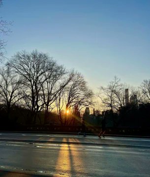 IrisEmily915's tweet photo. New York is a city that constantly surprises you. You can run along Central Park every morning and enjoy the changing colors of the leaves as they change throughout the year #NYCentralP https://t.co/tquya5gLDV